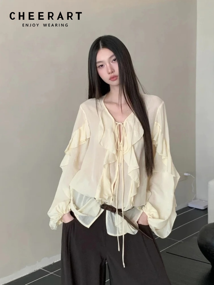 Street Fashion Fall 2025 - CHEERART, blusa con volantes y cuello