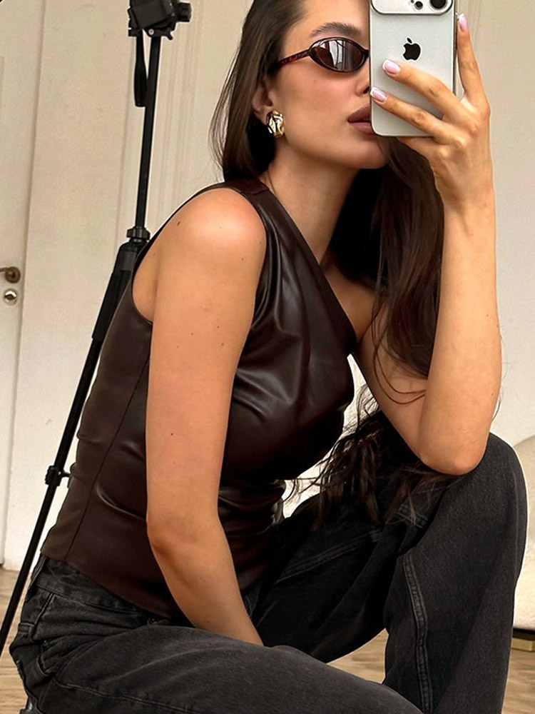 Street Fashion Fall 2025 - Chaqueta sin mangas ajustada de un