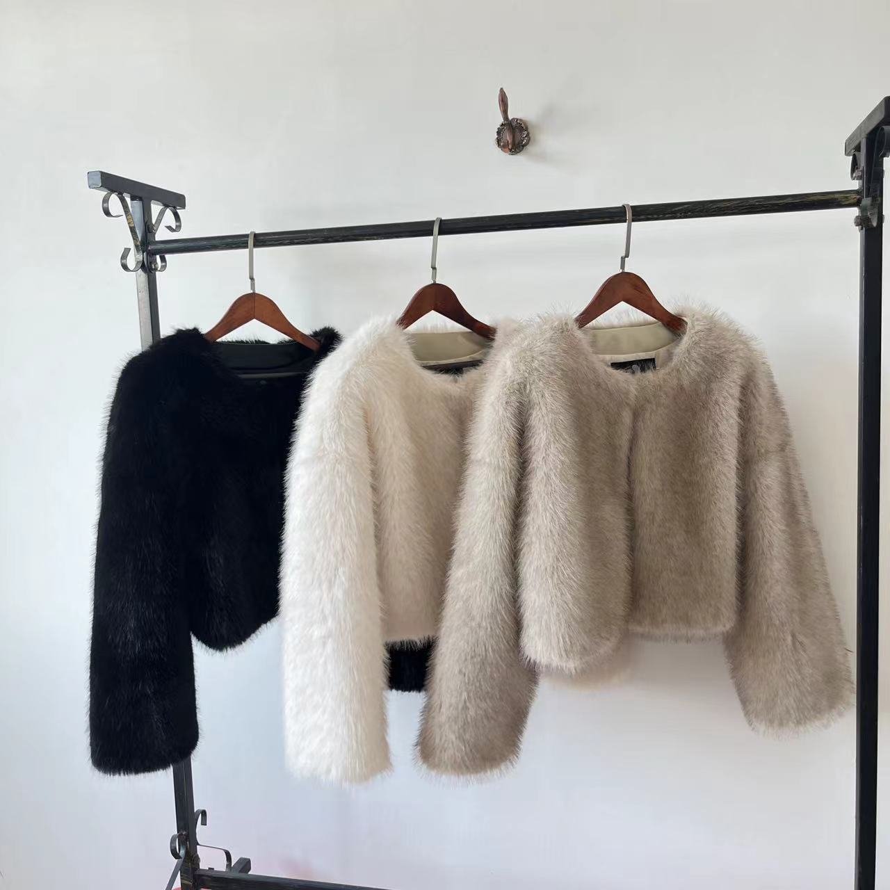 Abrigo Corto de Piel Sintética - Street Fashion Week reseña y precio